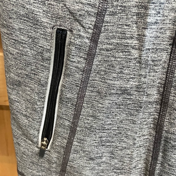 Light material Lululemon half zip - Picture 4 of 4